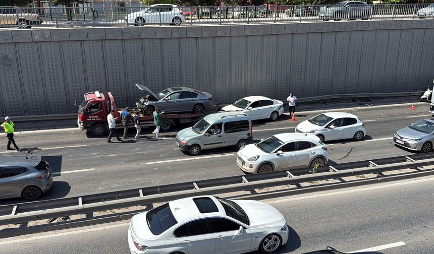 Çevre Yolu'nda 3 Araç Çarpıştı: Trafik Kilitlendi