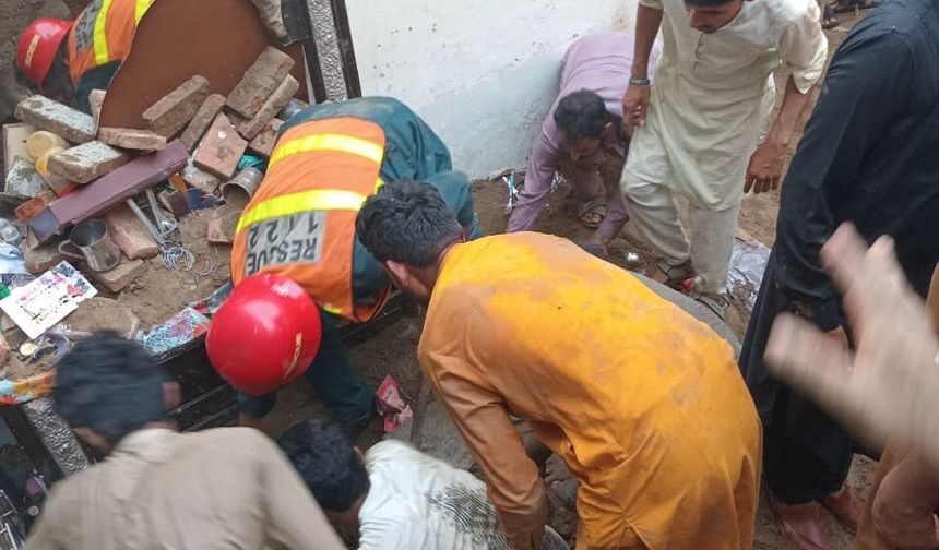 Pakistan'da dershane çatısı çöktü: 14 çocuk öldü