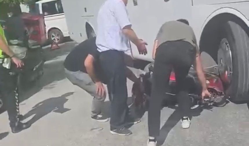 Eskişehir'de İşçi Servisi ile Motosiklet Çarpıştı
