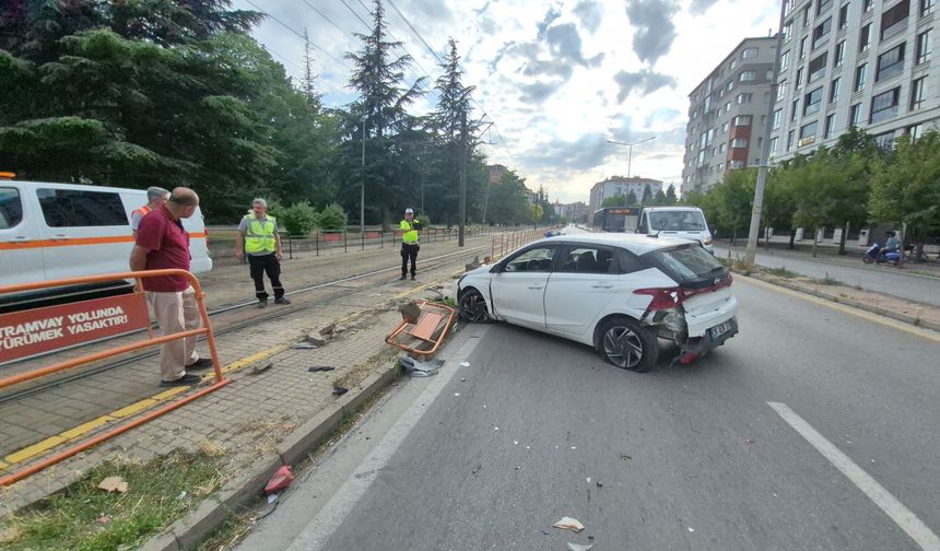 Bariyerleri Parçalayıp Tramvay Yoluna Girdi, Anne ve Kızı Yaralandı!