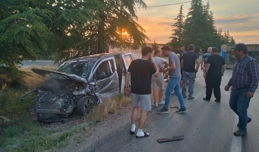 Eskişehir’de Hafif Ticari Araç ile Traktör Çarpıştı!