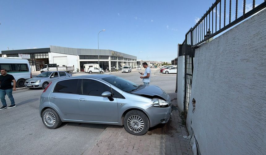 Eskişehir’de Otomobil ile Kamyonet Çarpıştı