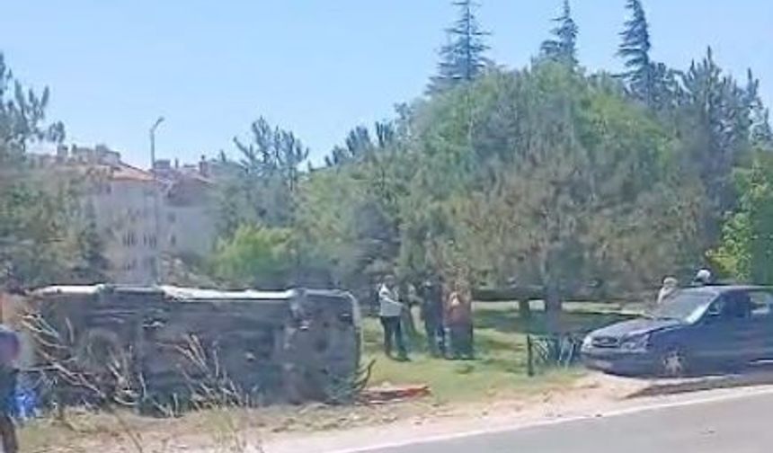 Eskişehir'de Kontrolden Çıkan Otomobil Ters Döndü