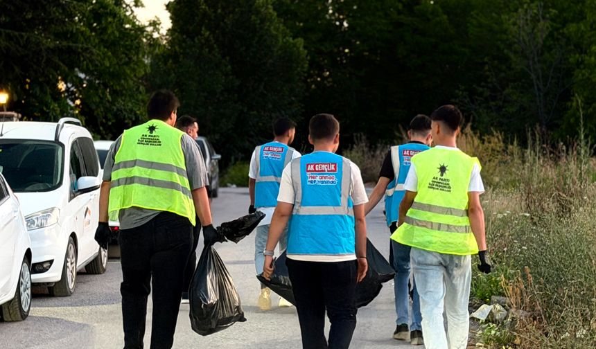 AK Gençlerden Kanlıkavak’ta Temizlik Etkinliği