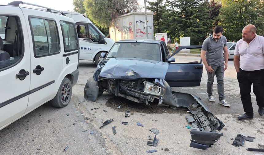 Eskişehir'de İki Araç Kafa Kafaya Çarpıştı