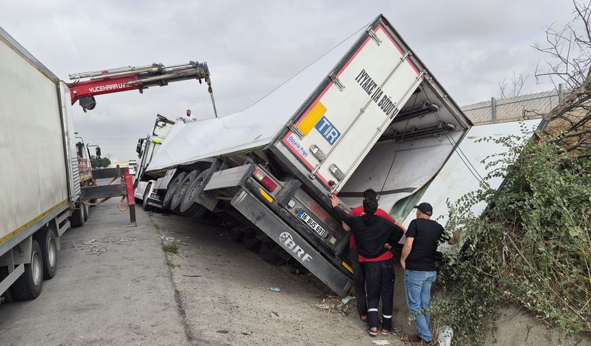 Eskişehir’de Et Yüklü Tır Şarampole Devrildi