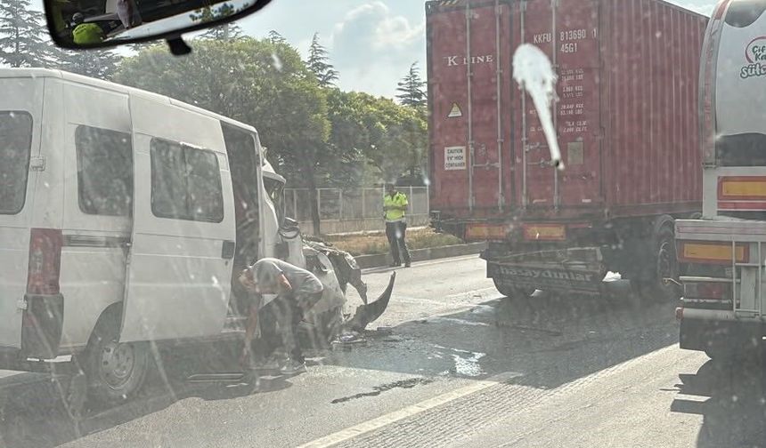 Eskişehir’de Minibüs Tıra Çarptı: Sürücü Sıkıştı