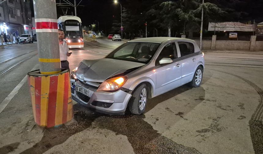 Eskişehir’de Otomobil Tramvay Direğine Çarptı