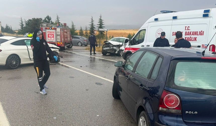 Eskişehir'de 3 araç kaza yaptı, 2'si ağır 6 yaralı!