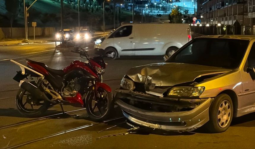 Kartopu Caddesi kavşağında can pazarı: Motosiklet ve otomobil çarpıştı