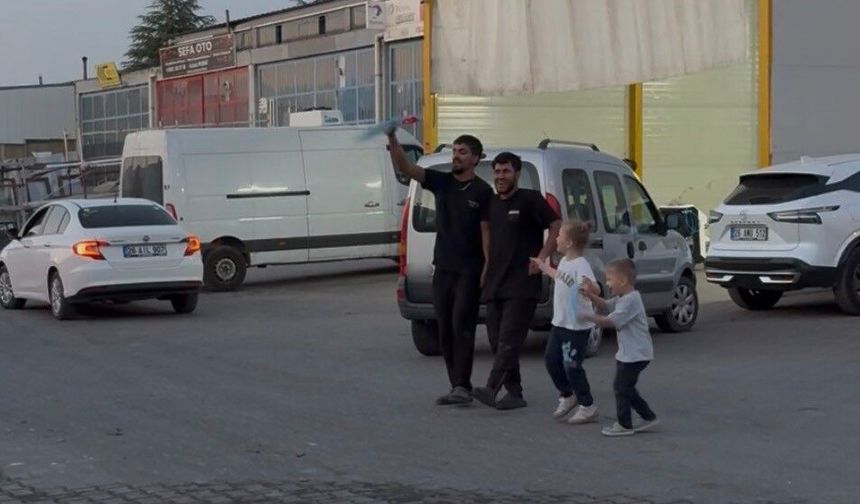 Tamir Atölyesinde Çalışan İşçilerin Halay Molası
