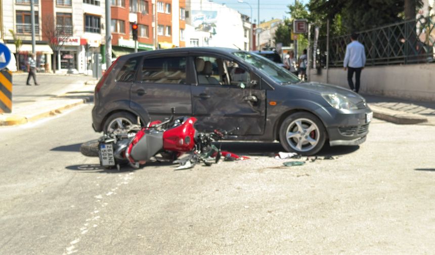 Eskişehir’de Otomobile Çarpan Motosikletli Yaralandı