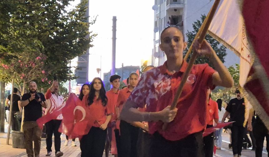 Milli sporcular sancağı gururla taşıdı
