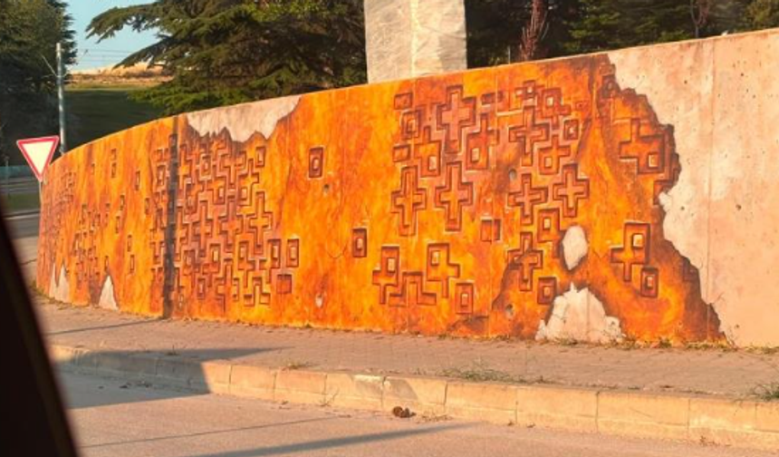 Eskişehir’de Park Duvarındaki Haç Figürleri Tartışma Yarattı