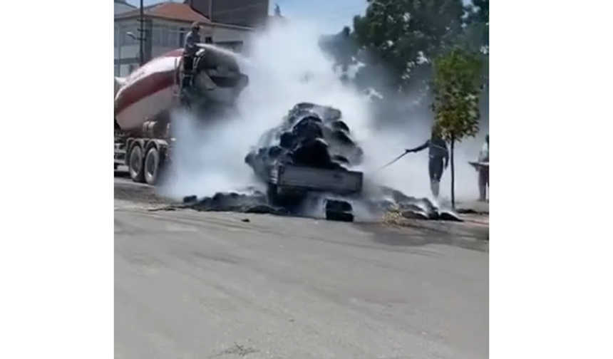 Eskişehir'de Saman Yangınına Beton Kamyonları Müdahale Etti