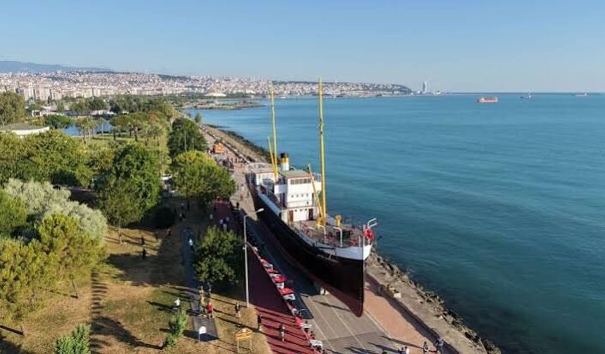 Samsun'da Tarihi An: Bandırma Vapuru Replikası Karadan 3,5 Kilometre Yürütüldü