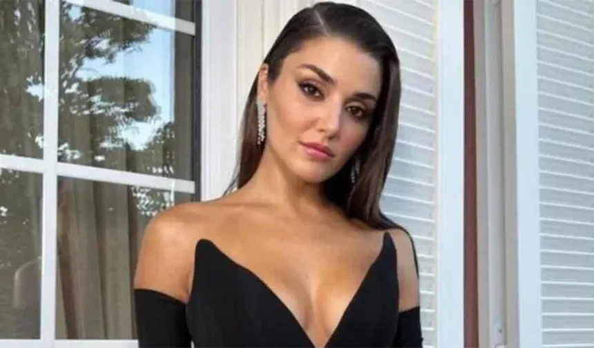 Hande Erçel'in Mavi Bikinili Pozları Olay Oldu