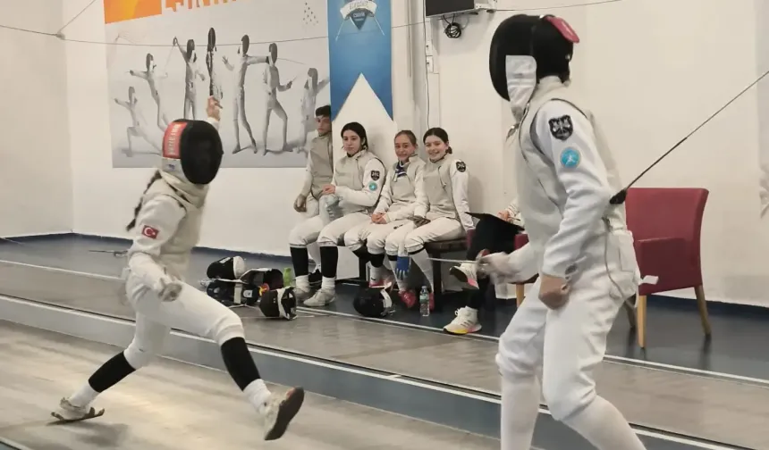 Eskrimde yeni sporcular yetişiyor
