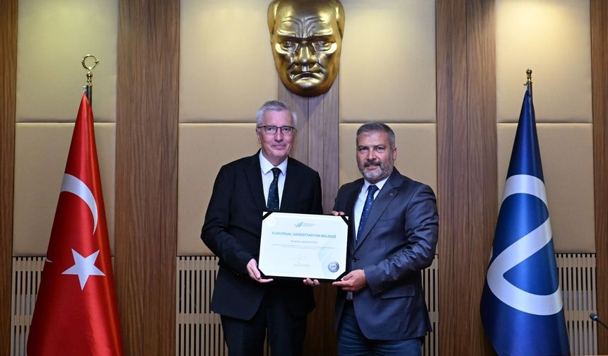 Anadolu Üniversitesi YÖKAK Kurumsal Akreditasyon Belgesini Aldı