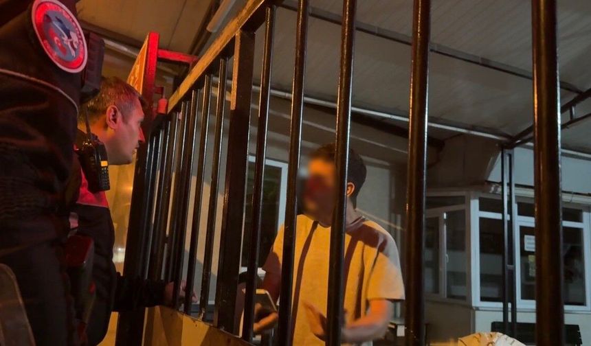 Cami Bahçesinde Kilitli Kalan Vatandaş Taş Atarak Yardım İstedi