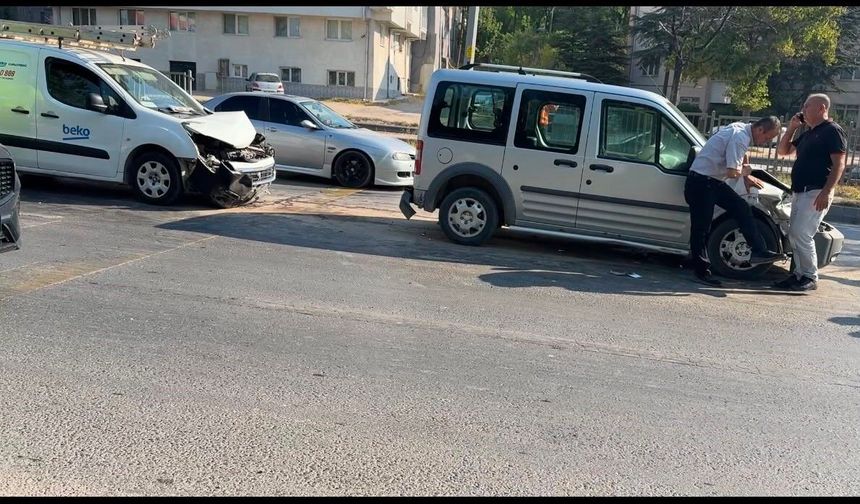 Eskişehir’de 4 Araçlı Zincirleme Kaza: Yaralılar Var!