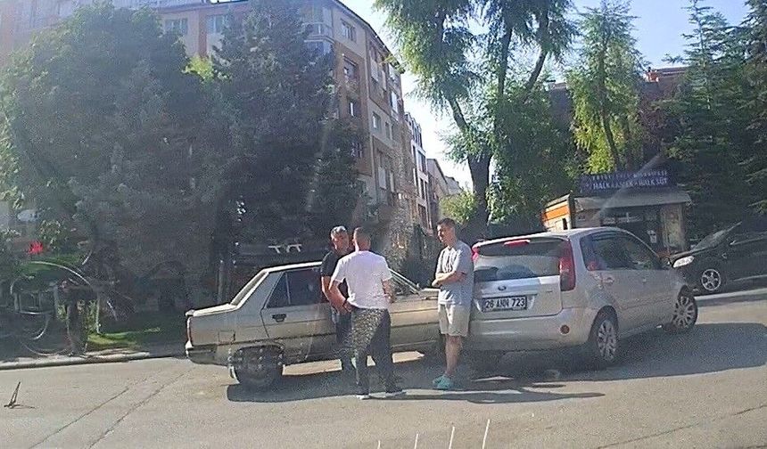 Eskişehir Eti Caddesi’nde İki Otomobil Çarpıştı
