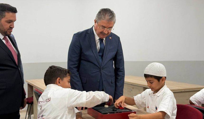Vali Yılmaz TÜGVA Yaz Okulu’nda Öğrencilerle Buluştu