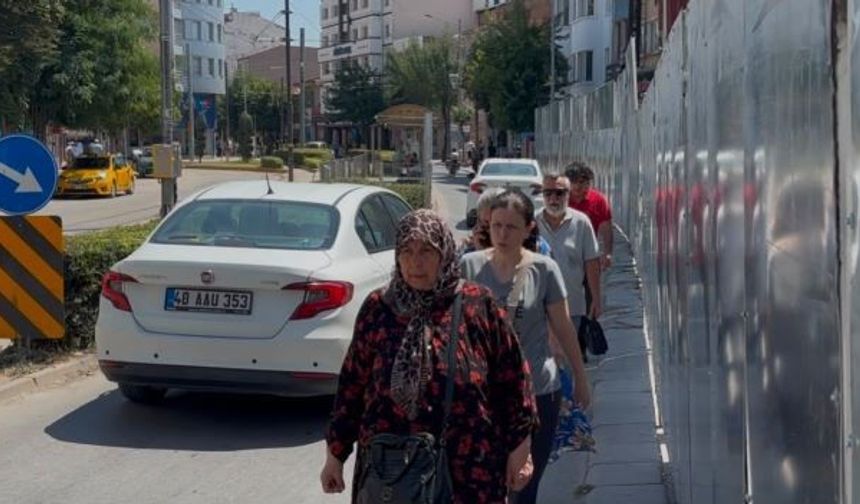 Eskişehir’de İnşaat Paravanı Yayaları Trafiğe İtti