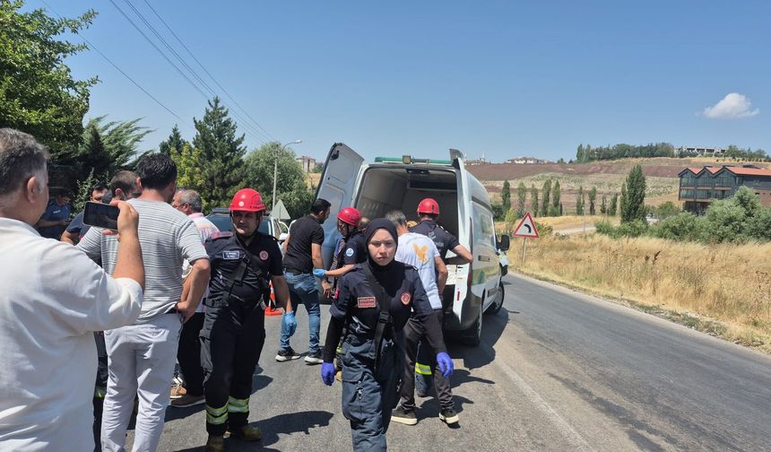 Feci kazada vefat eden kadın sıkıştığı araçtan güçlükle çıkarıldı