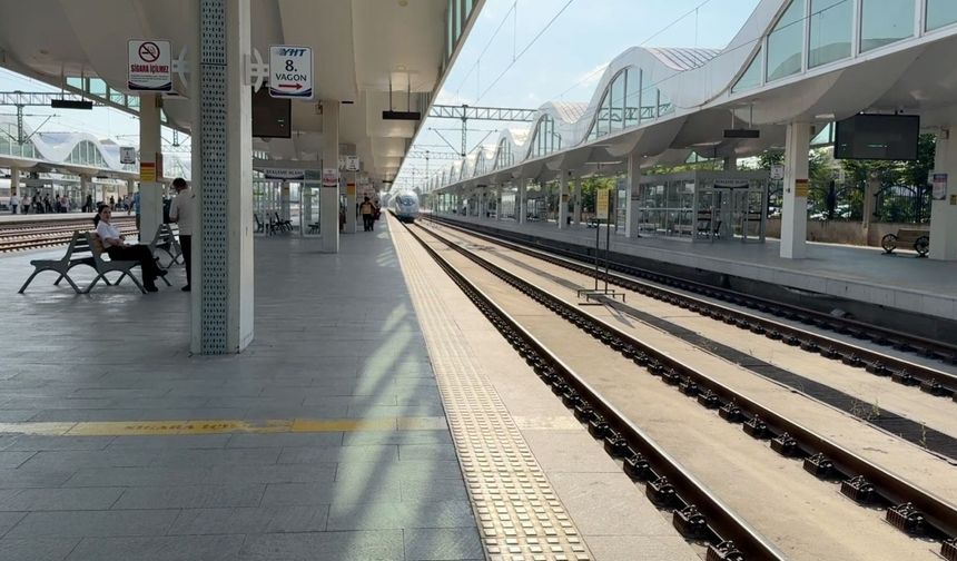 Eskişehir Tren Garı’nda Kadın Yolcunun Ayağı Sıkıştı