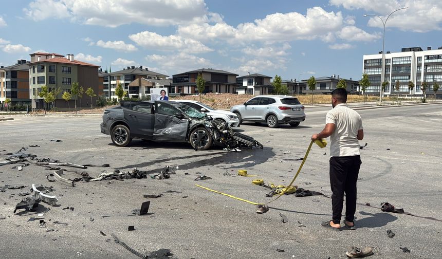 Eskişehir’de Otomobil Tuğla Yüklü Tırla Çarpıştı