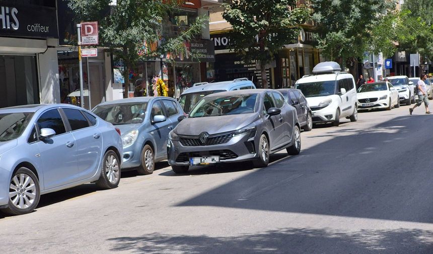 Eskişehir’de Çift Sıra Park Tepki Çekiyor