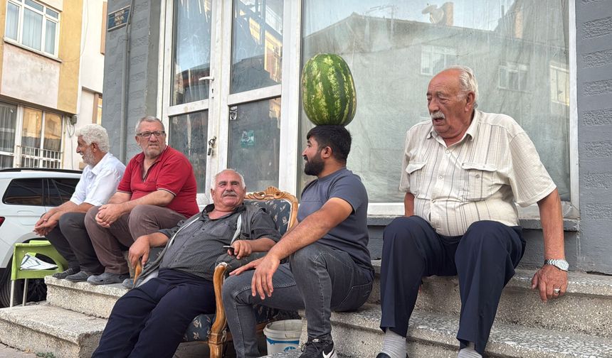 Eskişehirli Usta Kafasında Karpuzla Şov Yapıyor
