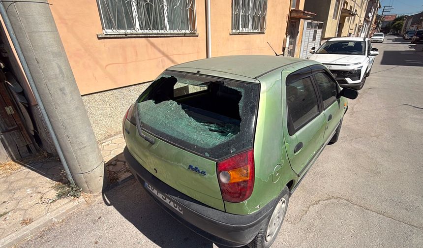 Eskişehir’de Elektrik Direği Parçası Aracın Camını Kırdı