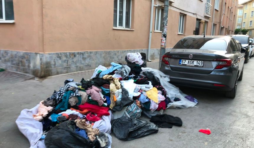 Eskişehir'de kaldırımı kapatan kıyafet yığını dikkat çekti