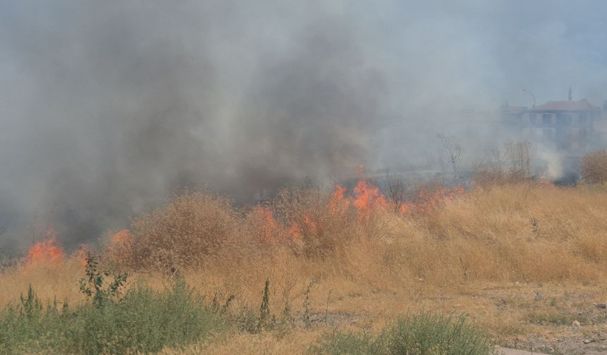 Eskişehir'de Okul ve Sağlık Ocağı Yanında Yangın