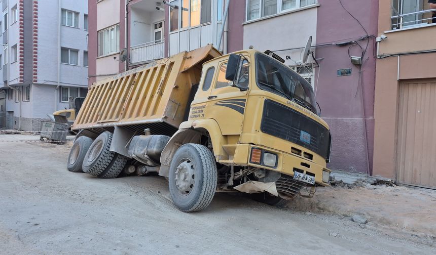 Eskişehir'de Yol Çöktü: Yüklü Kamyon Oluşan Çukura Düştü