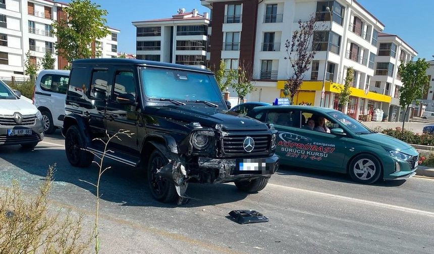 Eskişehir’de Lüks Cip ile Otomobil Çarpıştı