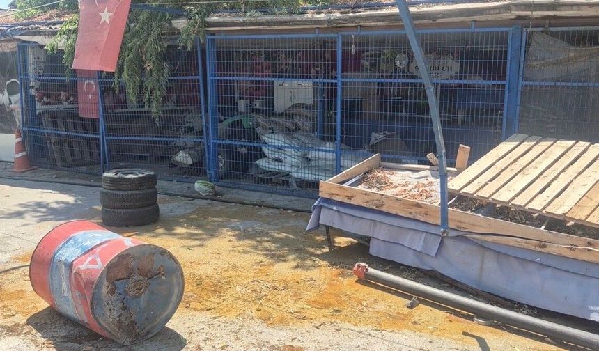 Eskişehir’de Otomobil Dükkana Girdi