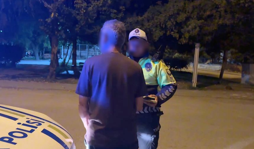 Eskişehir’de Alkollü Sürücü Polis Oto’suna Yanlış Kapıdan Binmeye Çalıştı