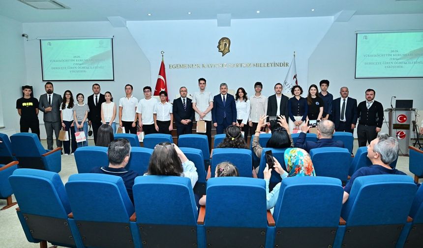 Vali Yılmaz, YKS ve LGS'de Tam Puan Alan Öğrencilerle Buluştu