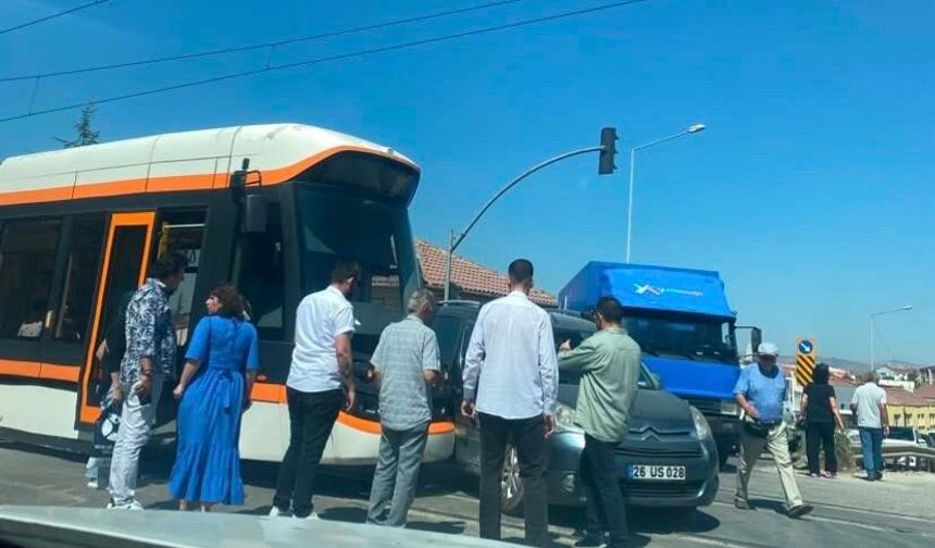 Eskişehir’de Tramvay ile Araç Çarpıştı