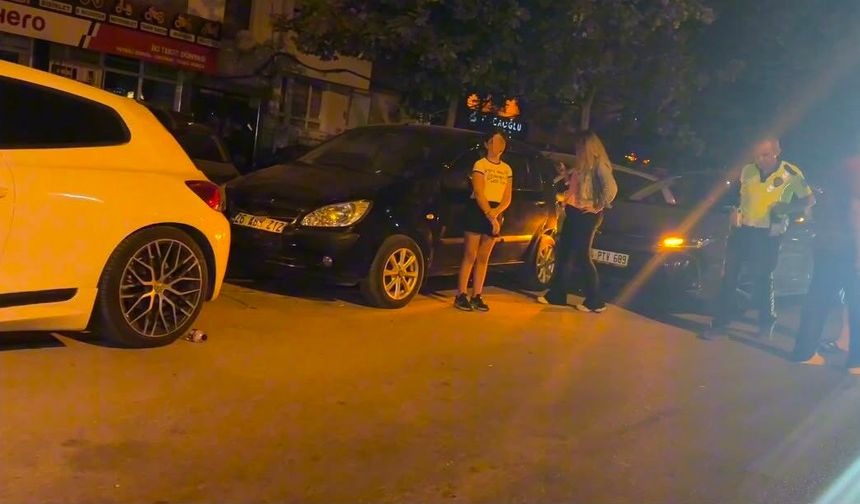 Kontrolden Çıkan Otomobil Park Halindeki Araçlara Çarptı