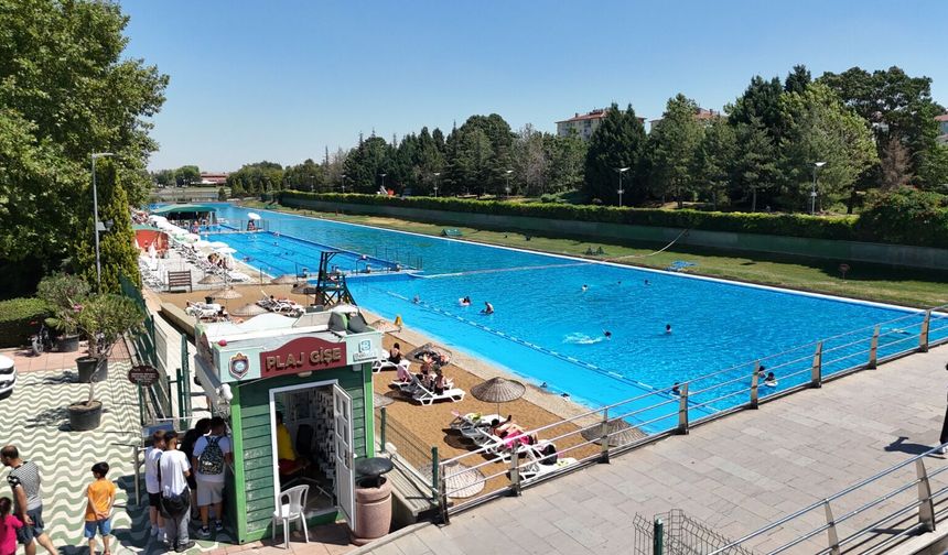 Başkan Ünlüce Kentpark Plajı’nda Vatandaşlarla Buluştu