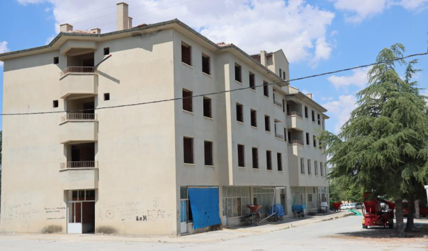 Günyüzü’nde Terk Edilen Belediye Binası Tehlike Saçıyor