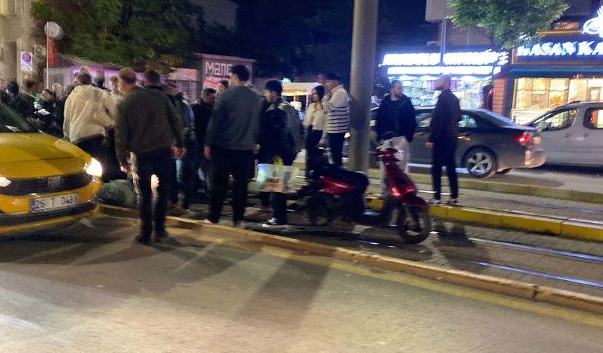 Üniversite Caddesi'nde Feci Kaza: Motosikletin Çarptığı Yaya Yaşam Savaşı Veriyor!