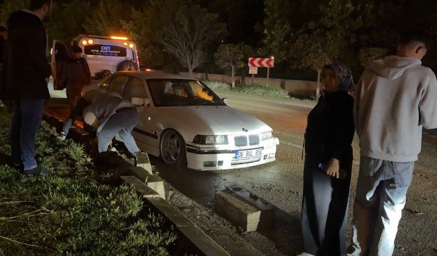 Otomobil refüjü aşıp karşı şeride geçti