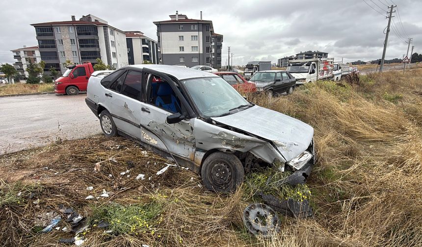 Park halindeki araca çarpıp kaçan sürücü aranıyor