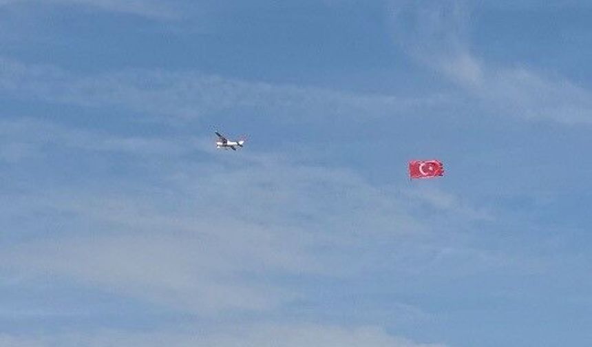 Dev Model Uçak Eskişehir Semalarında Türk Bayrağını Dalgalandırdı