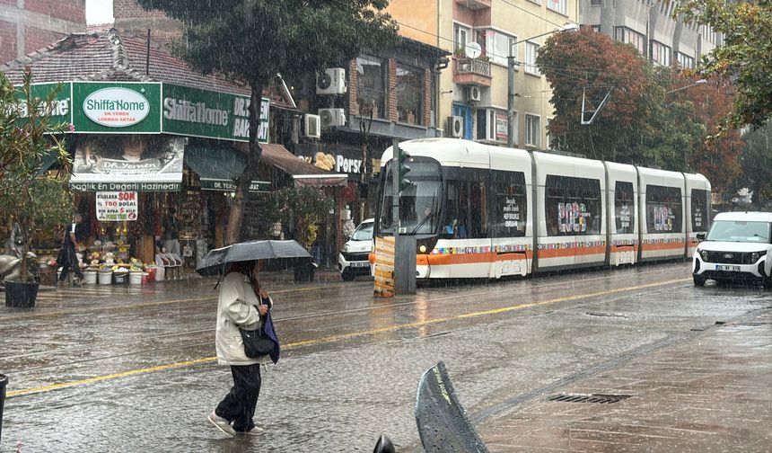 Eskişehir’de Aniden Bastıran Sağanak Hayatı Olumsuz Etkiledi